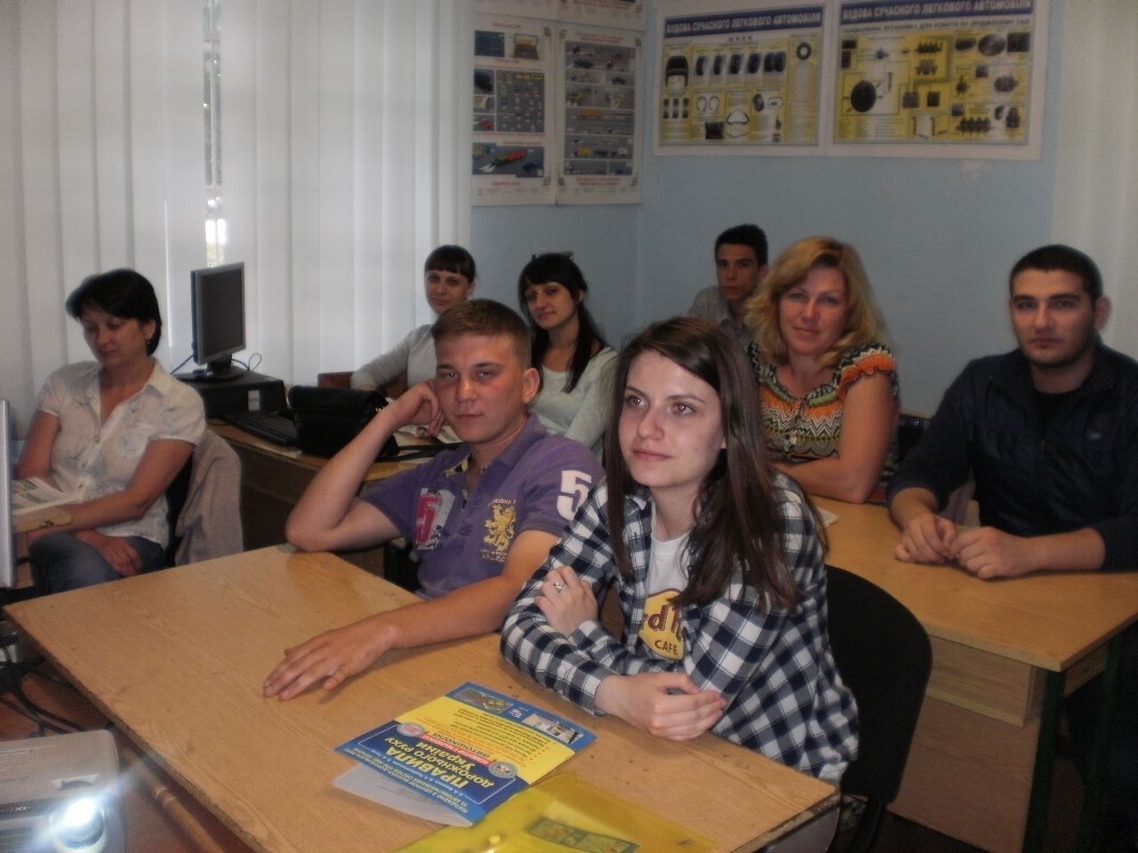Заняття теорії з учнями автошколи